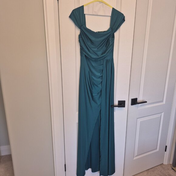 Stunning Off Shoulder Gown - Special Event/Wedding/Grad Dresses - Picture 2 of 3